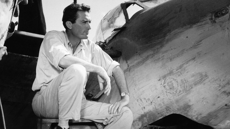 Gregory Peck assis près d'un avion