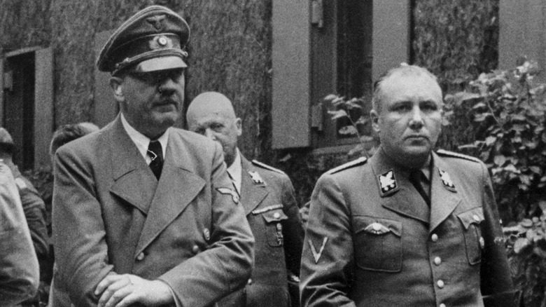 Adolf Hitler et son secrétaire Martin Bormann