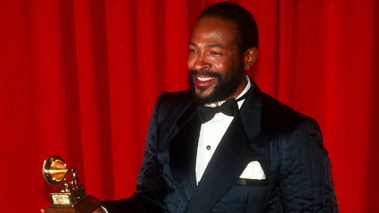 Marvin Gaye pose avec son prix Grammy, 1983