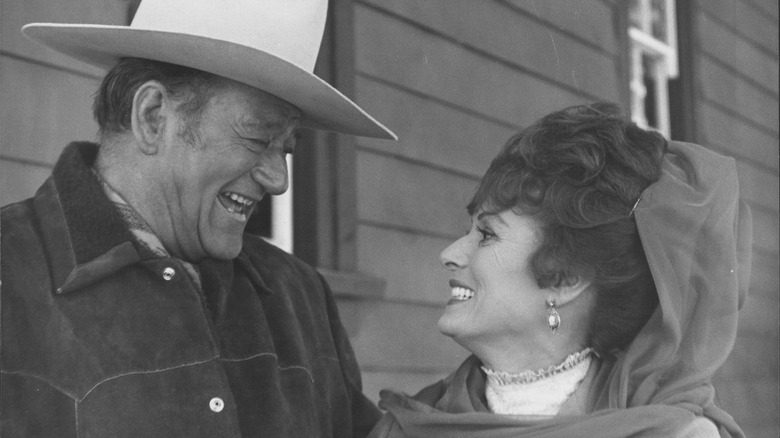 John Wayne riant avec Maureen O'Hara