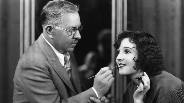 Max Factor appliquant du maquillage sur Madge Bellamy