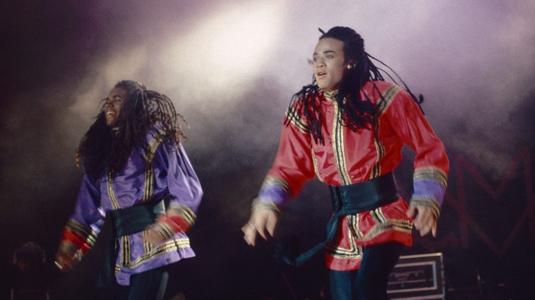 Milli Vanilli danse sur scène en 1990