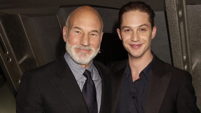 Patrick Stewart Tom Hardy posant pour une photo promotionnelle