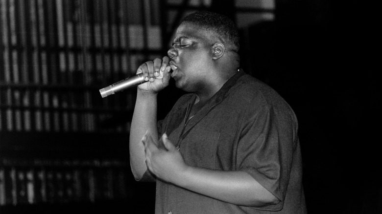 Notorious B.I.G. avec un microphone