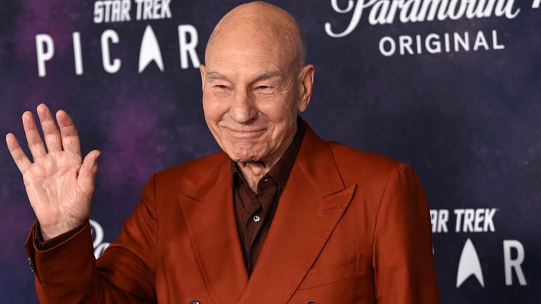 Patrick Stewart sur le tapis rouge en train de saluer