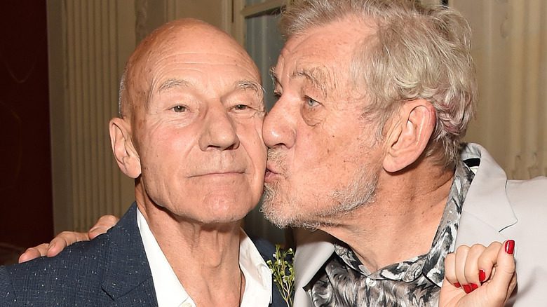 Ian McKellen embrassant Patrick Stewart sur la joue