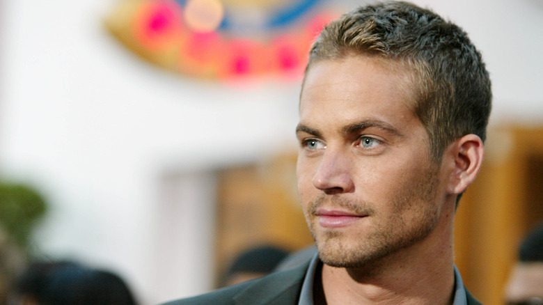 Paul Walker souriant en costume