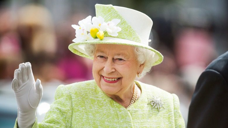 La reine Elizabeth II souriante et saluant