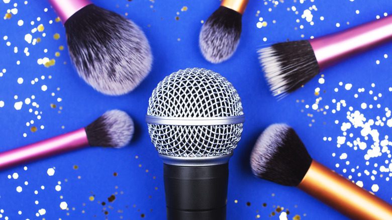 Pinceaux de maquillage peignant un microphone