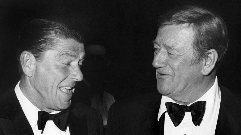 Président Reagan parlant avec John Wayne en costume