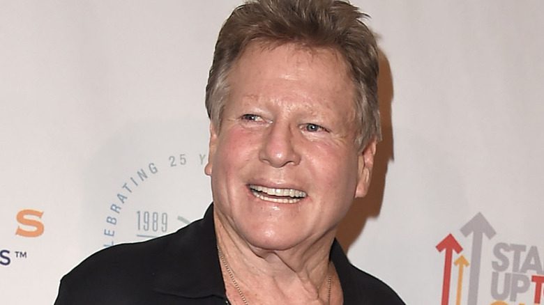 Ryan O'Neal souriant lors d'un événement