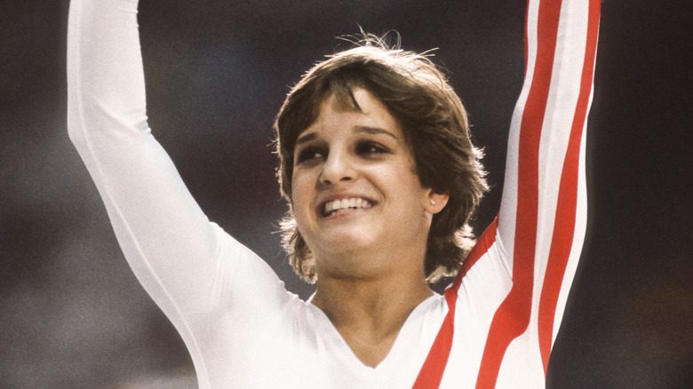 Mary Lou Retton souriante, bras levés