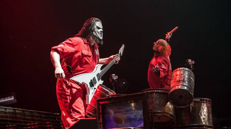 Guitariste masqué et batteur de Slipknot