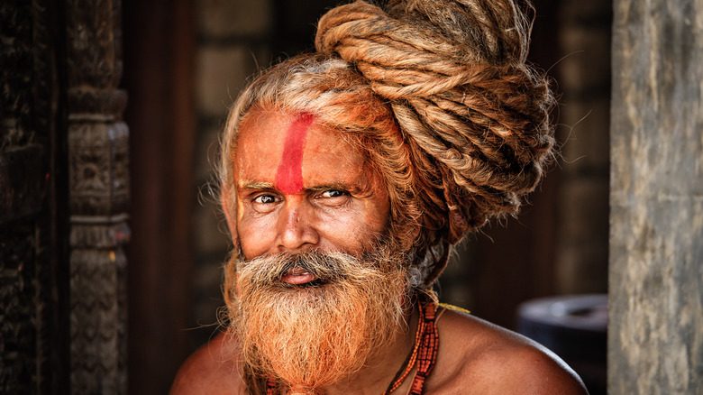 Sadhu homme saint avec des dreadlocks souriant