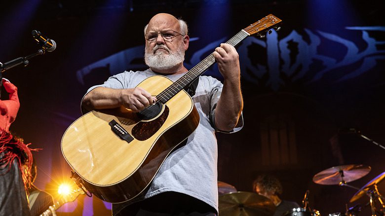 Kyle Gass jouant de la guitare sur scène