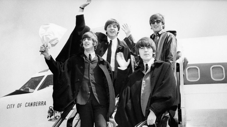 The Beatles descendent d'un avion