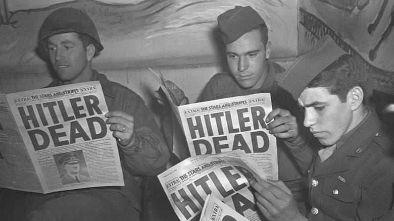 Des soldats américains lisent la nouvelle de la mort d'Hitler