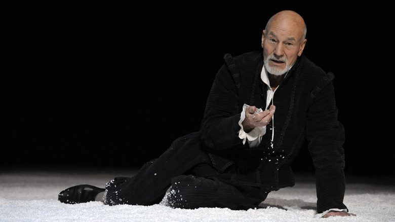 Patrick Stewart allongé sur scène en tant que Shakespeare