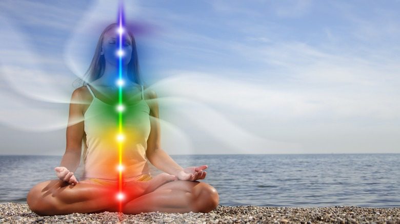 Chakras visible dans une femme méditant