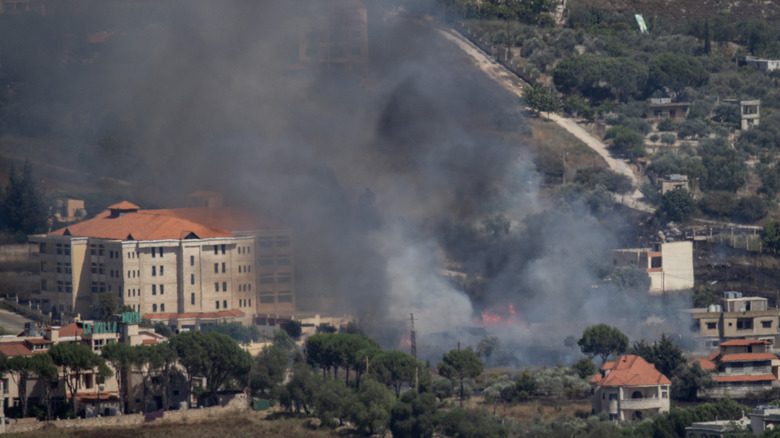 Ville libanaise en feu et de la fumée