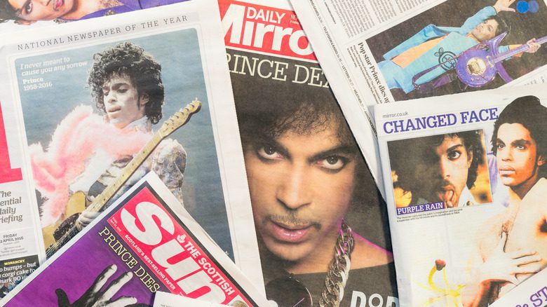 Des journaux rapportant la mort de Prince