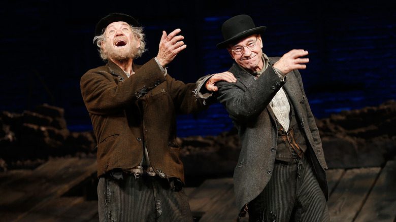 Patrick Stewart et Ian McKellan chantant sur scène