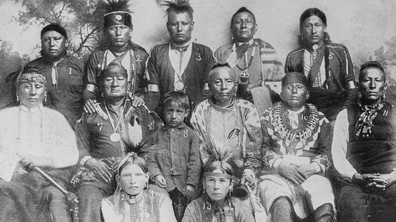 Groupe de natifs américains Osage posant pour une photo