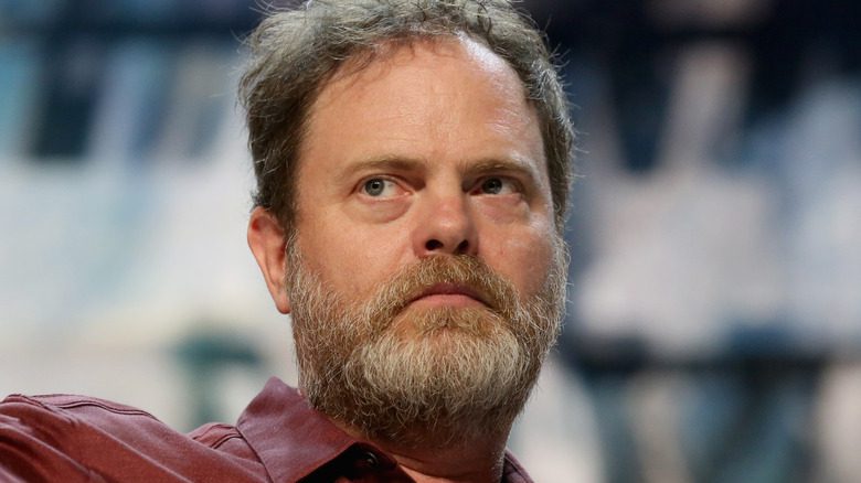 Rainn Wilson regardant sérieux