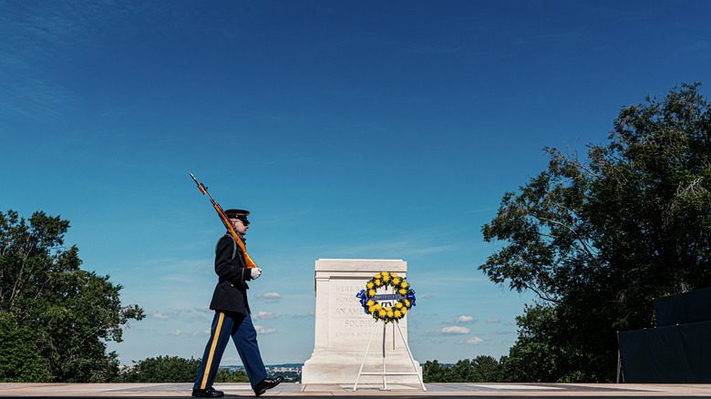 Un garde de la Tombe du Soldat Inconnu marchant près de la tombe