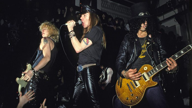 Duff, Axl et Slash de Guns N' Roses en concert