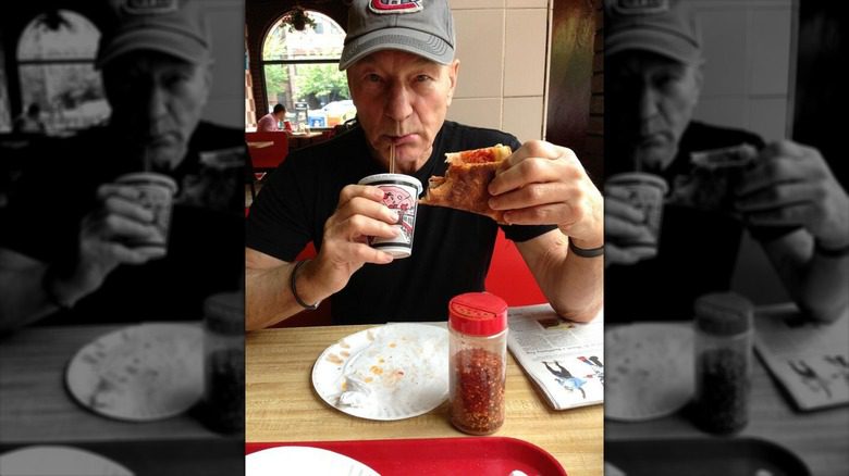 Patrick Stewart mangeant une pizza