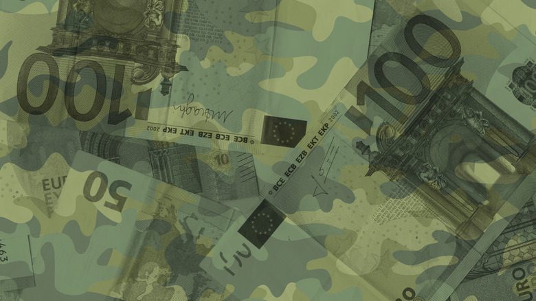 Notes en euro avec un motif camouflage