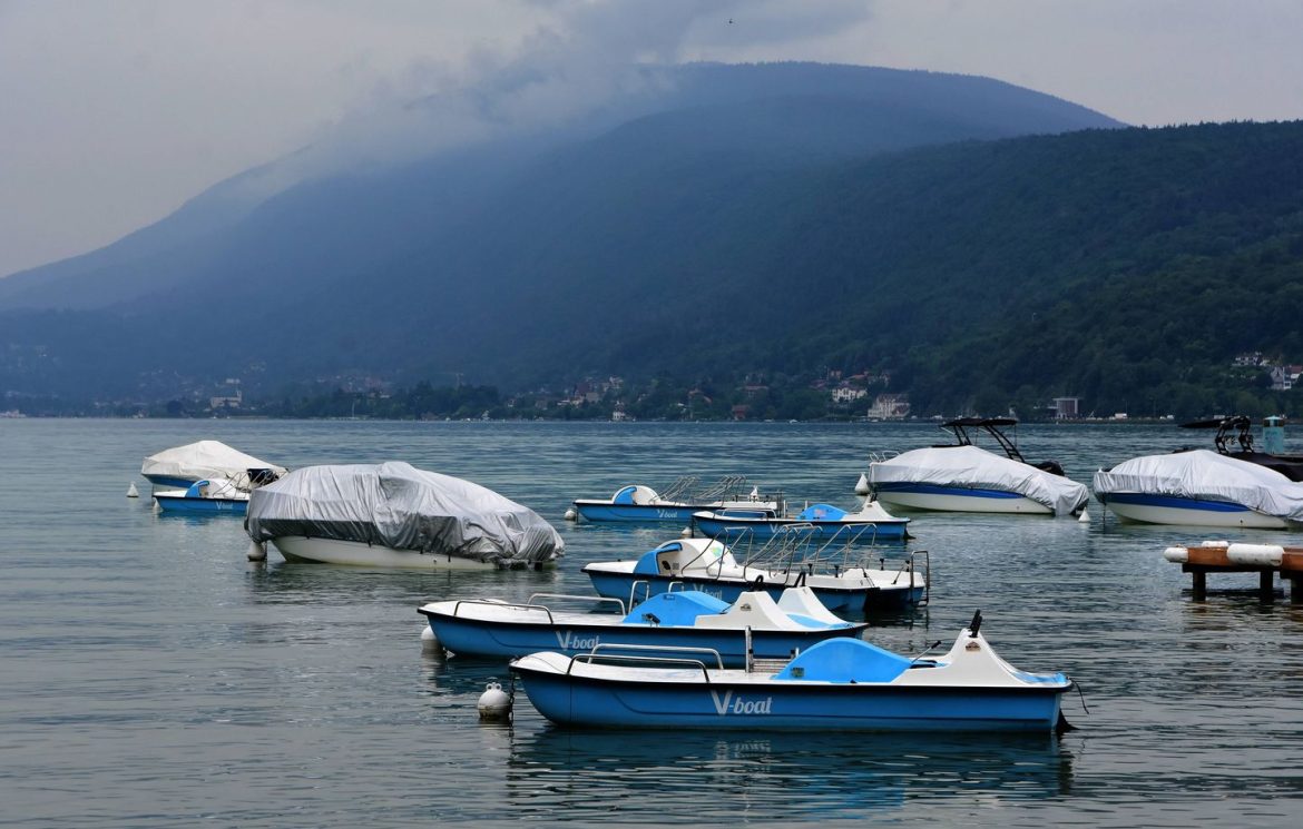 Un Lyonnais de 28 ans meurt noyé après un saut depuis un pédalo à Annecy