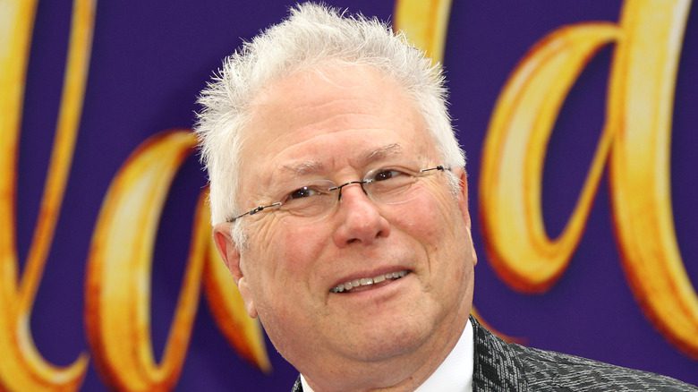 Alan Menken posant sur un tapis rouge