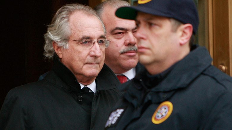 Bernie Madoff quittant le tribunal