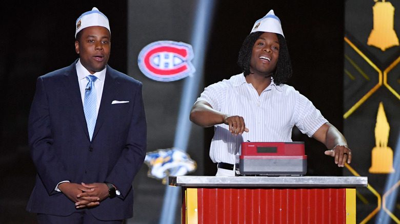 Kenan Thompson et Kel Mitchell en train de présenter un prix