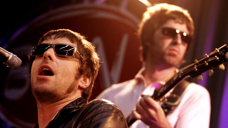 Noel et Liam Gallagher jouant sur scène