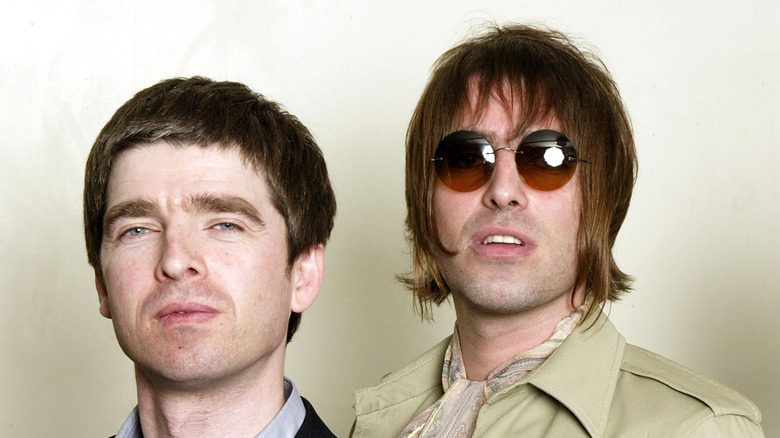 Noel et Liam Gallagher regardant droit devant eux