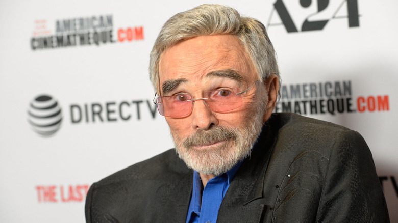 Burt Reynolds posant pour une photo