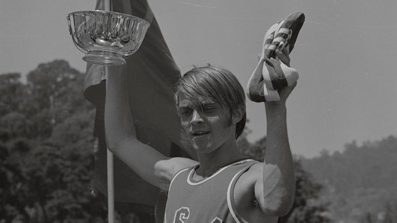 Steve Prefontaine tenant un bol et des chaussures