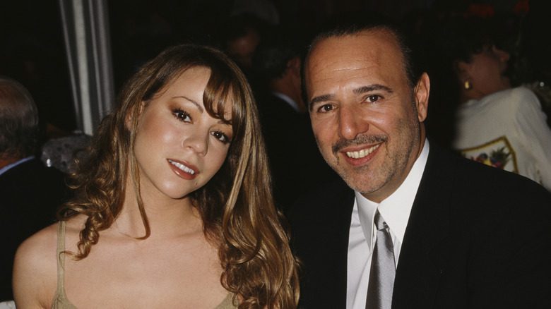 Mariah Carey regardant fixement avec Tommy Mottola souriant