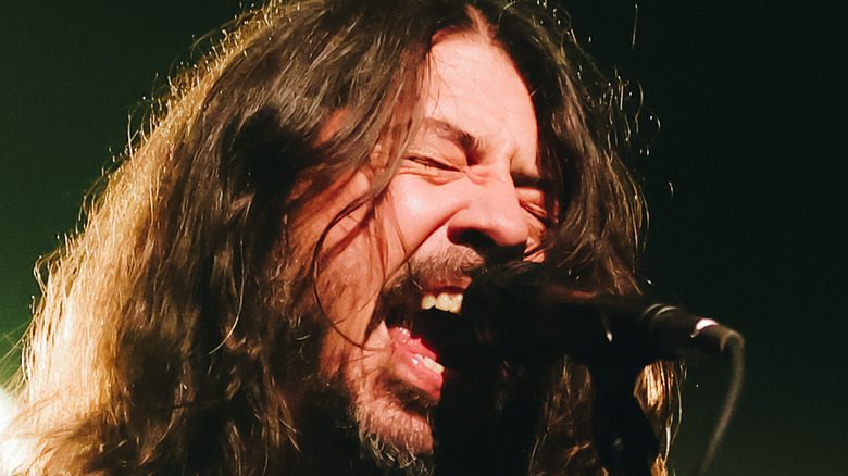 Dave Grohl au microphone