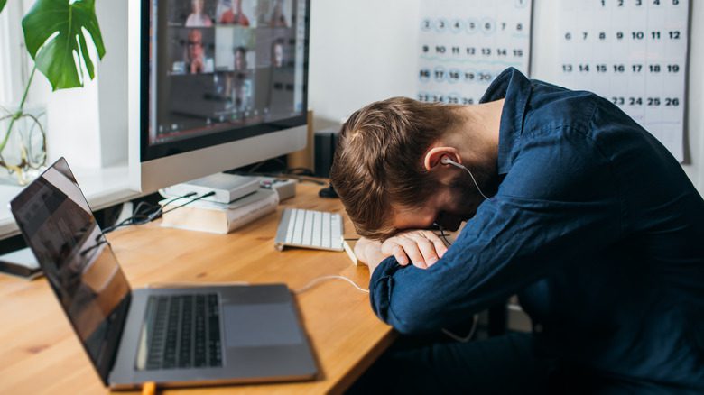 Personne épuisée à son bureau