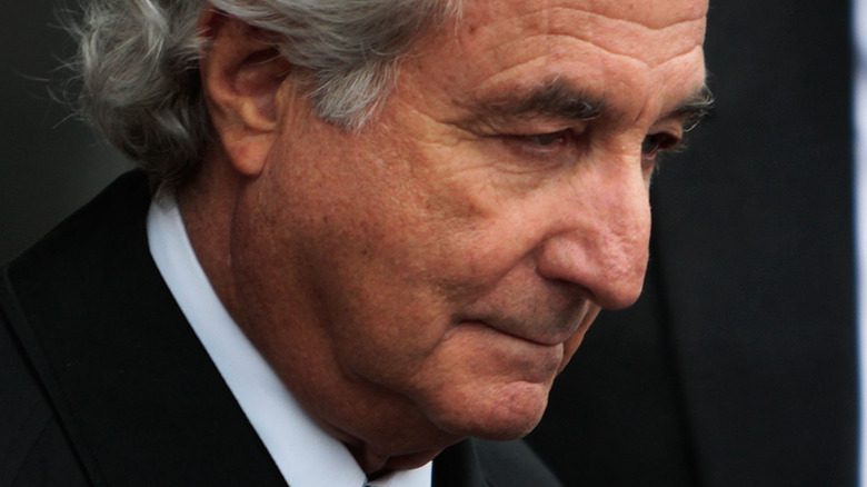 Bernie Madoff quittant le tribunal