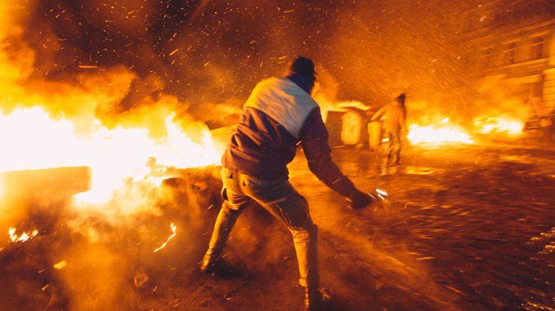 Manifestant lançant un cocktail Molotov