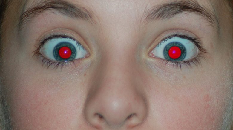 Effet yeux rouges sur une fille