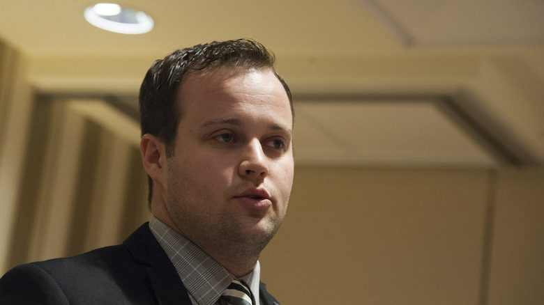 Josh Duggar regarde sur le côté