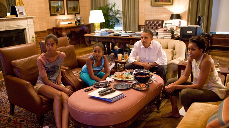 La famille Obama regardant la télévision dans la résidence