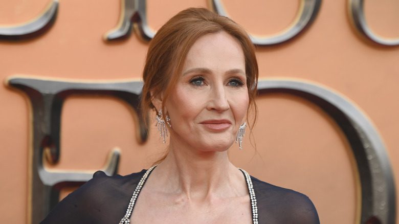 J.K. Rowling en boucles d'oreilles en diamant lors de la première