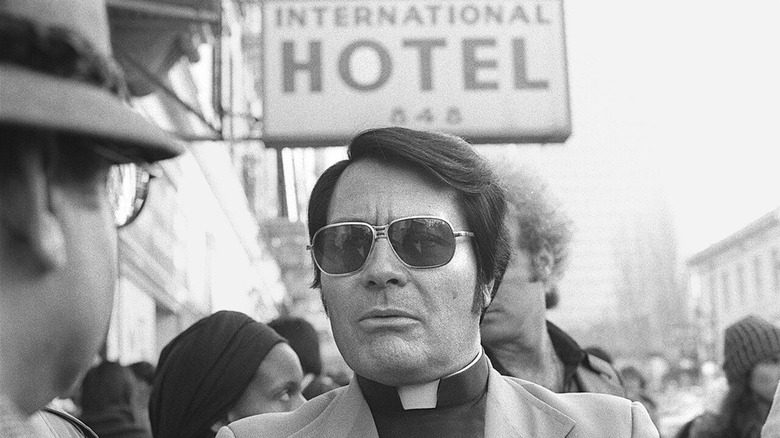 Jim Jones devant l'hôtel international